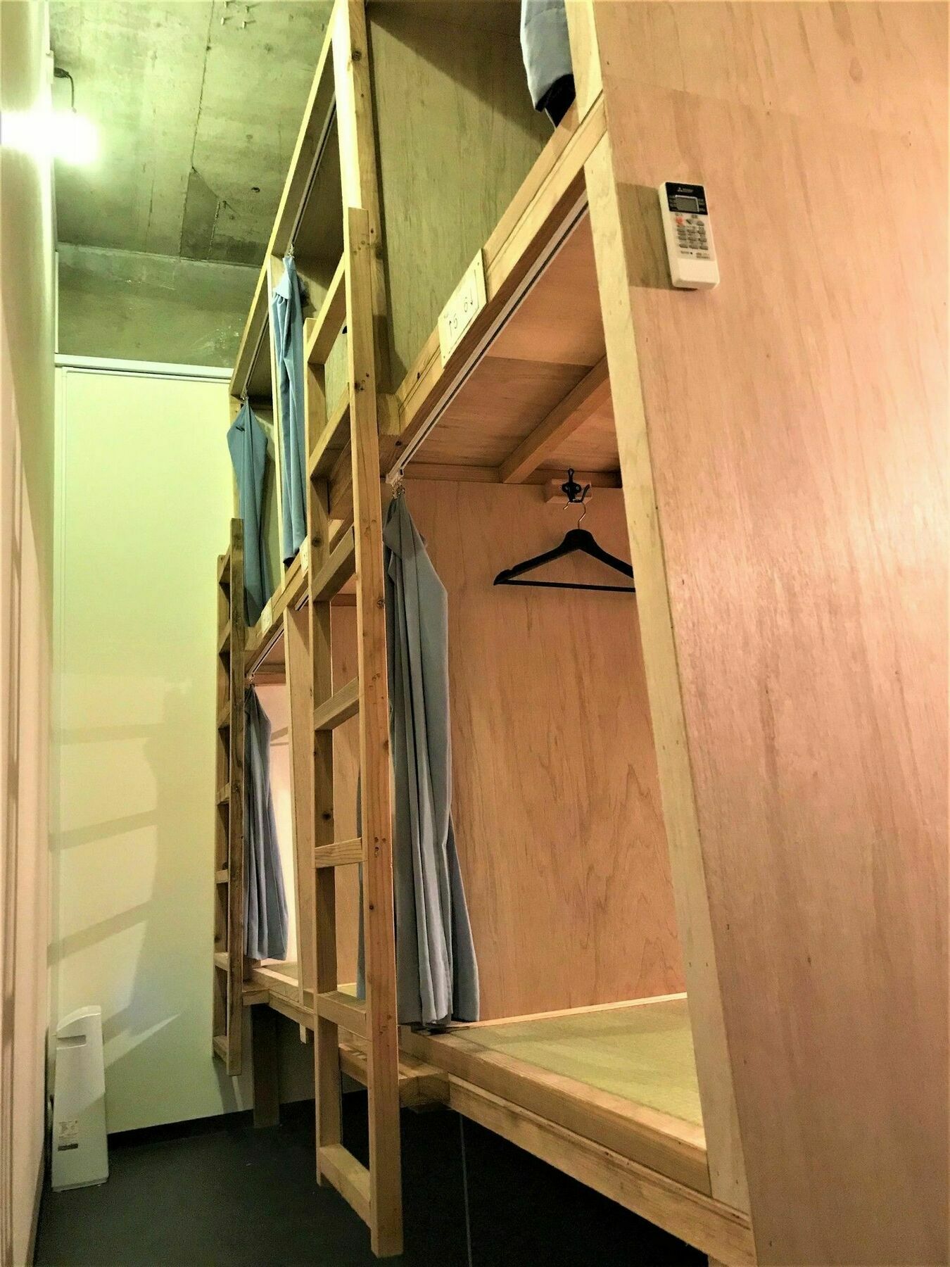 Aien Coffee & Hostel Чатан Екстериор снимка